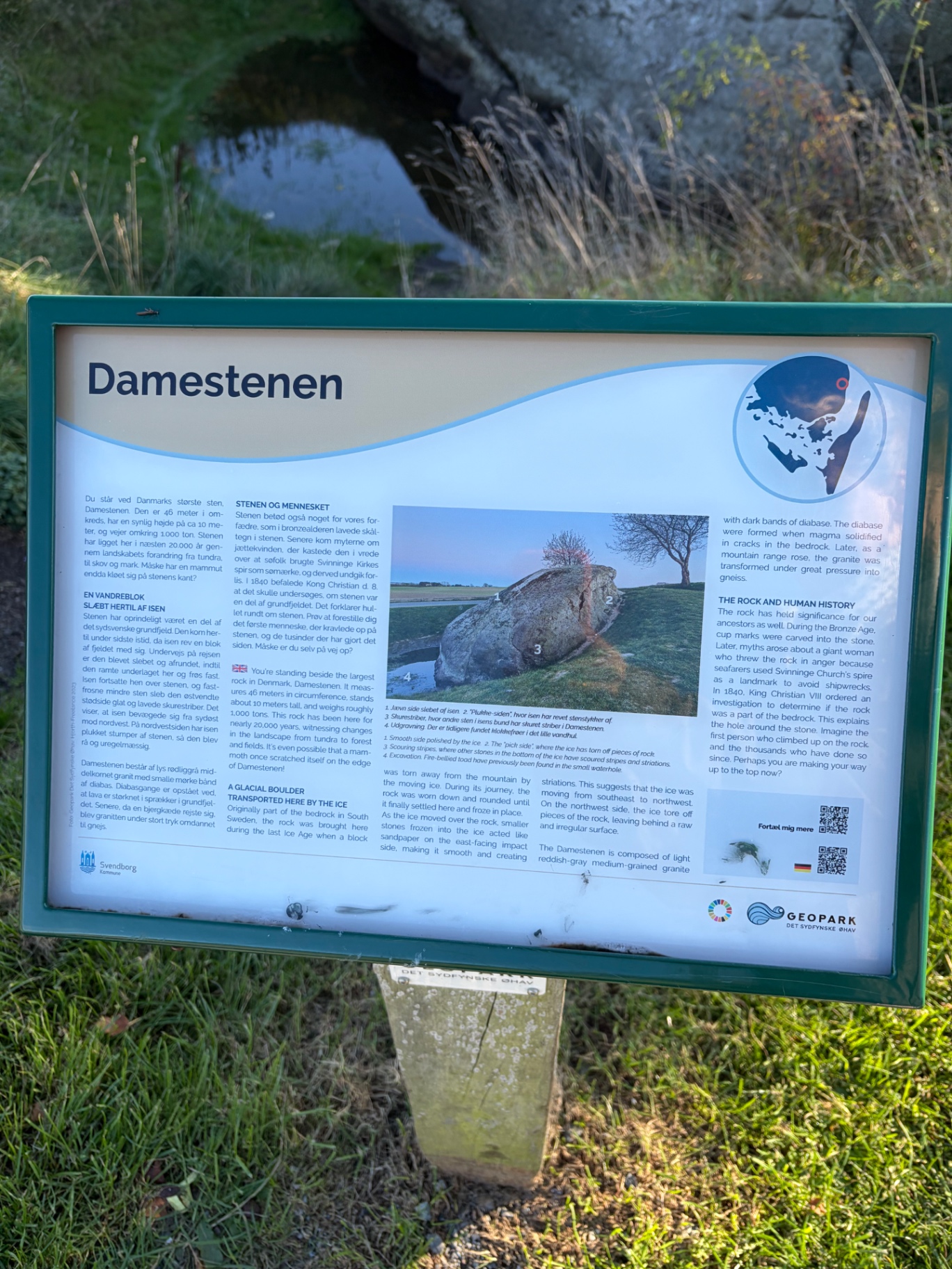 Informationsskiltet om Damestenen