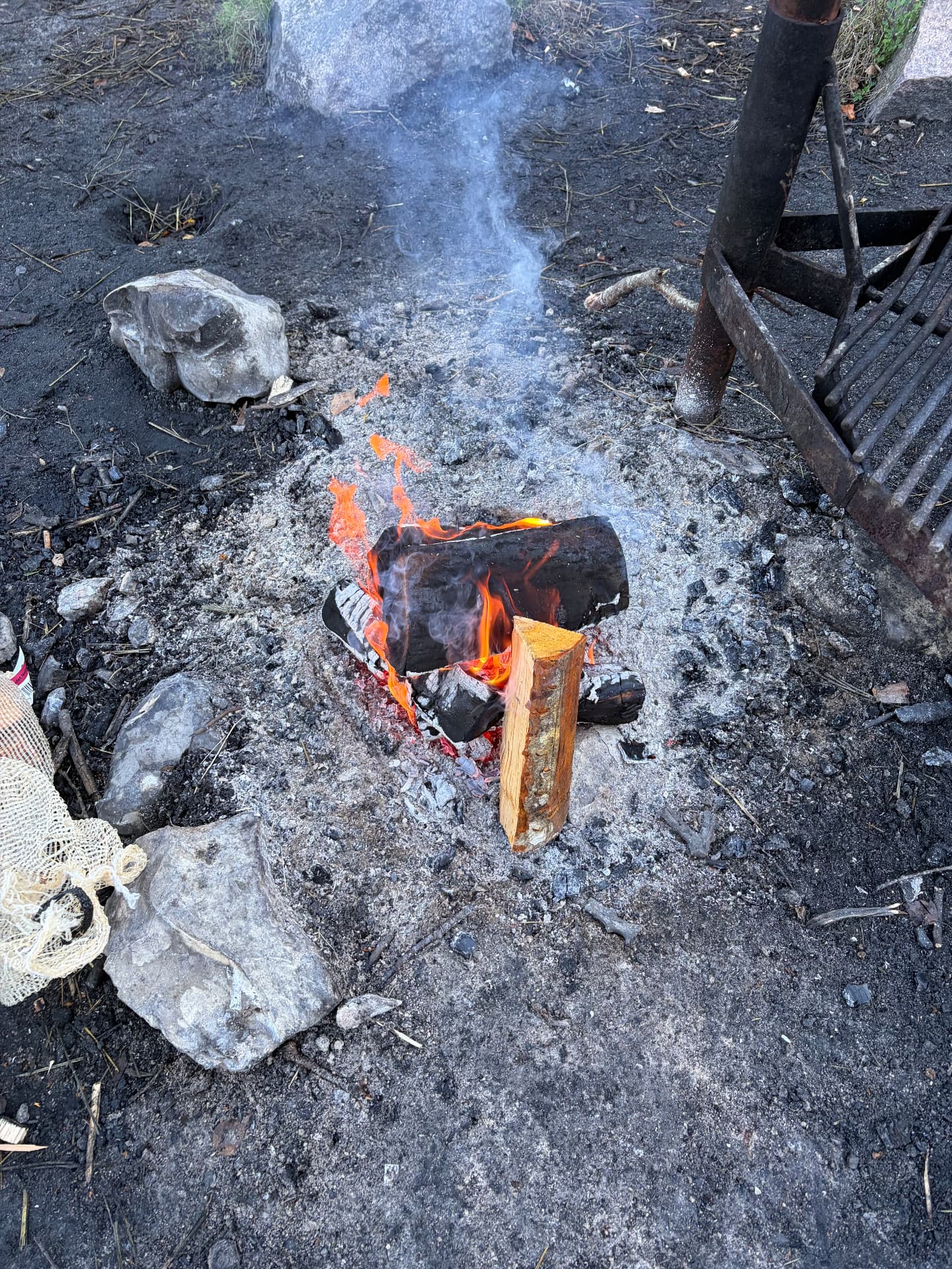 Flammerne tager fat i brænderiet