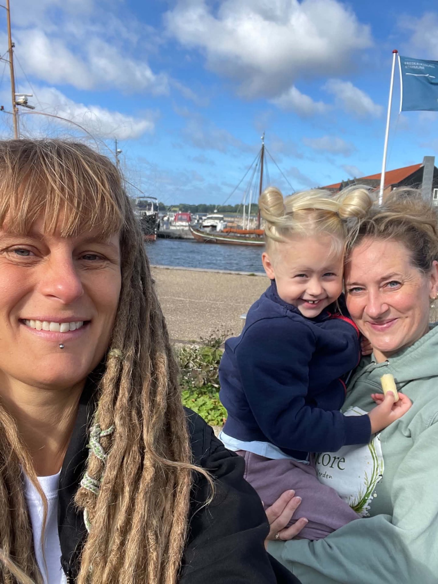 Ditte, Vilda og Katrine sammen ved Frederikssund Havn