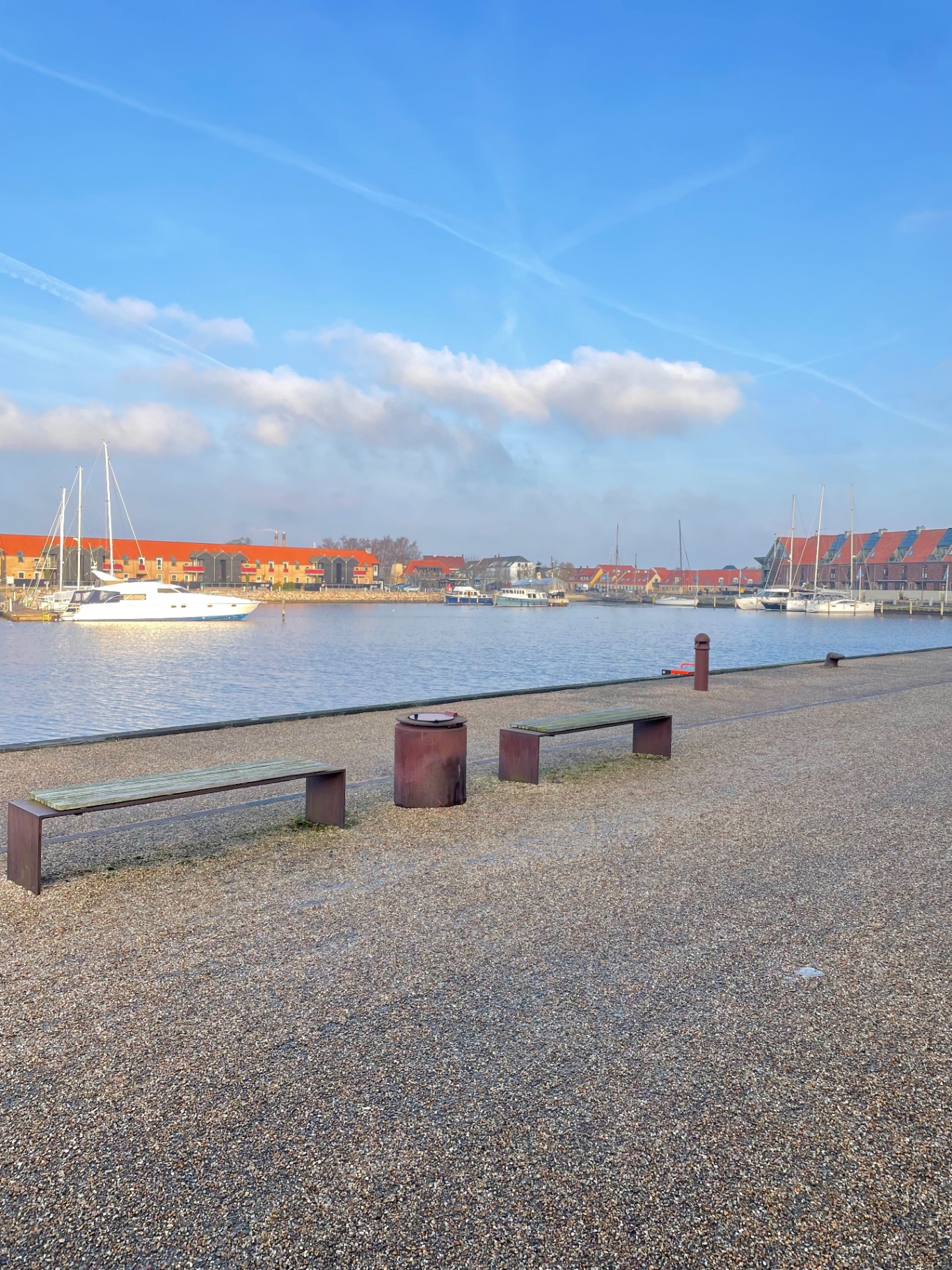 Frederikssund Havn en klar dag med både ved kajen og bænke ved vandet