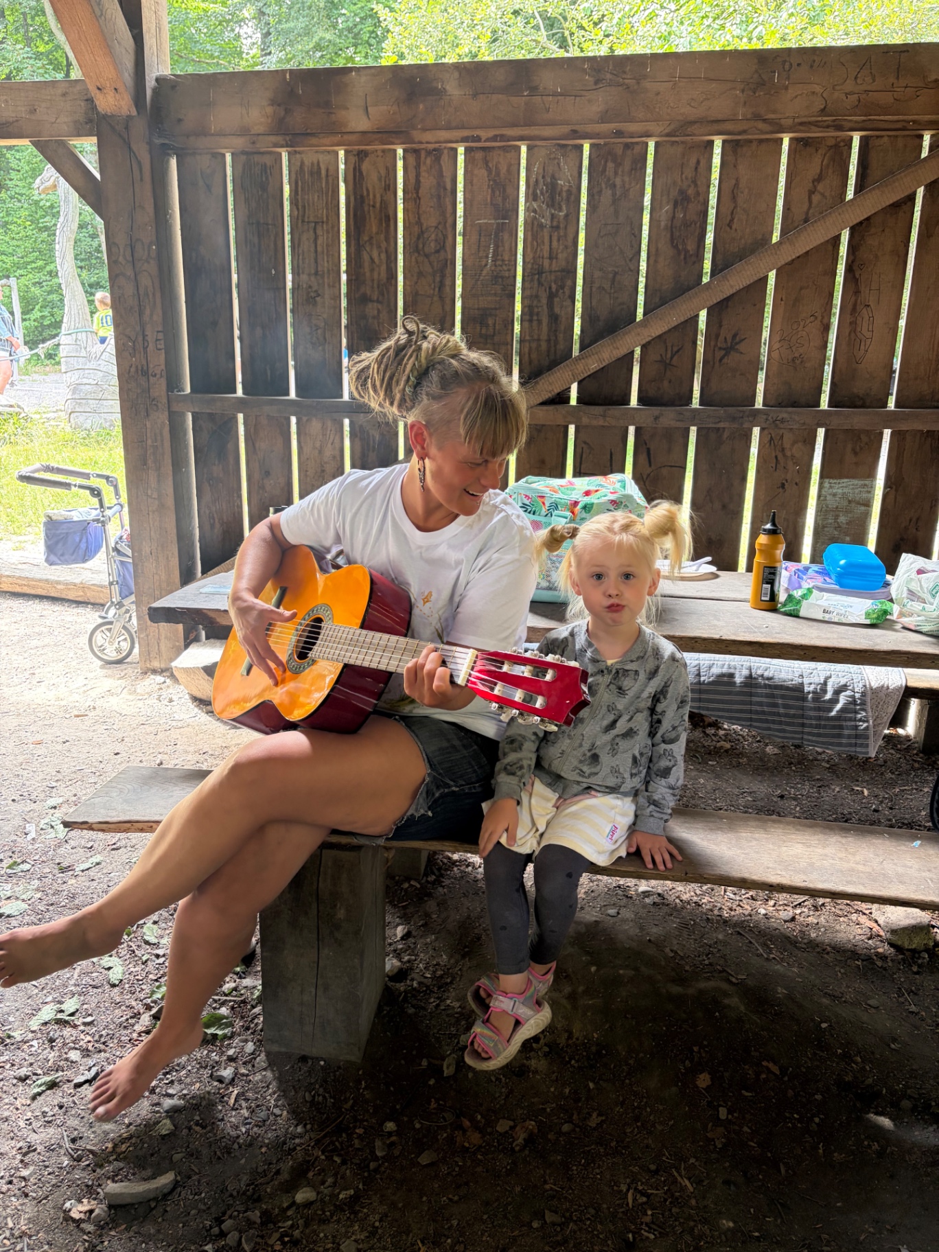 Et barn lytter med til guitaren
