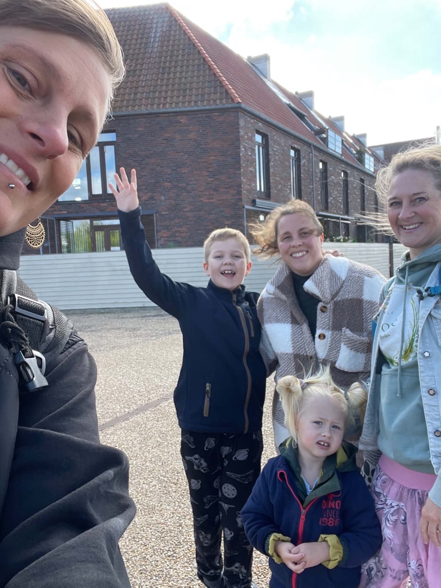 Børn og voksne samlet efter turen ved havnen