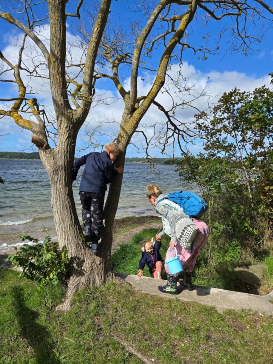 En familie udforsker kysten ved Frederikssund