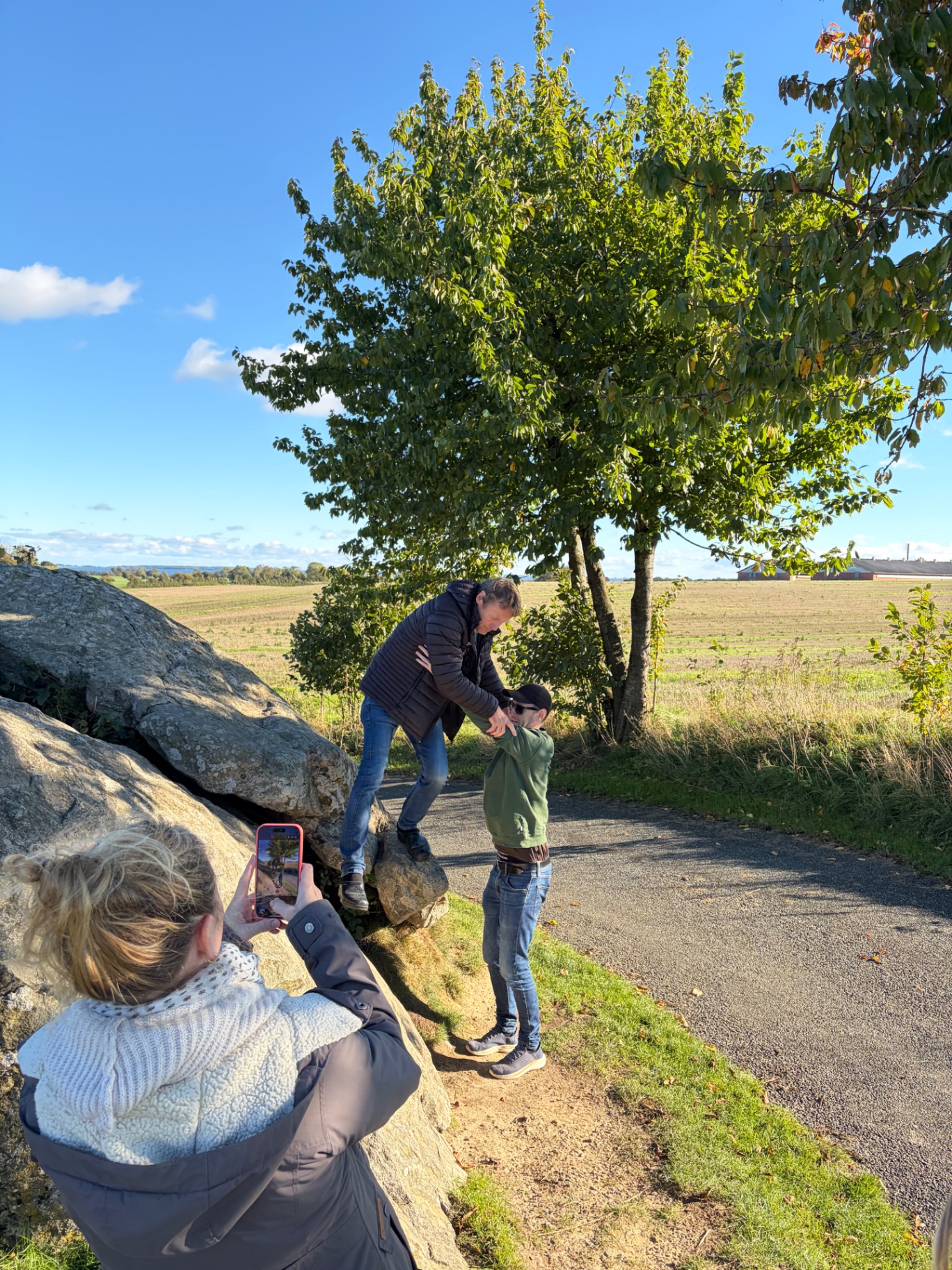 En hjælpende hånd ned fra stenen